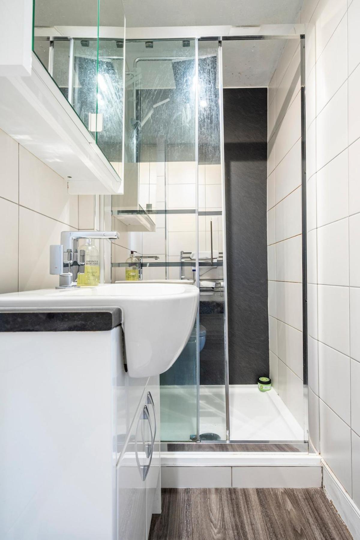 Stunning Flat With Modern Furnishings Apartment *